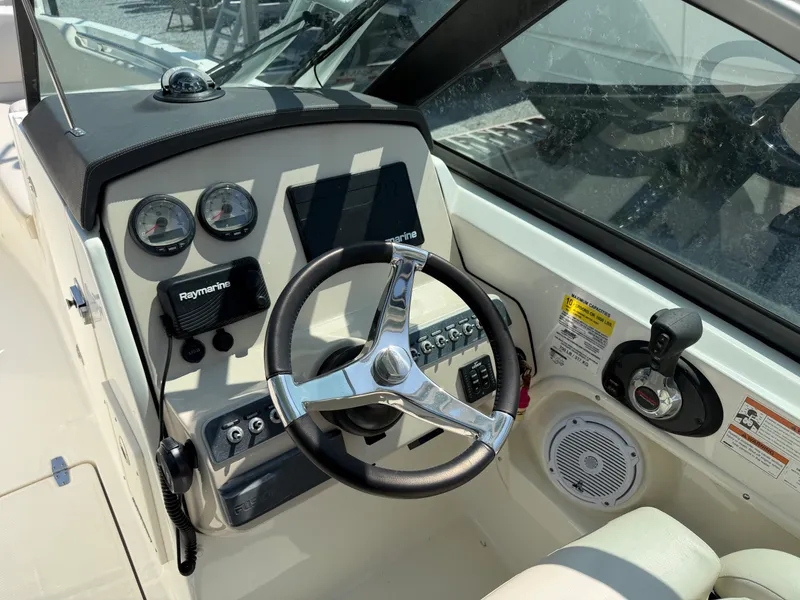 Slide: The Image of Boston Whaler 230 VANTAGE 2019 - 14