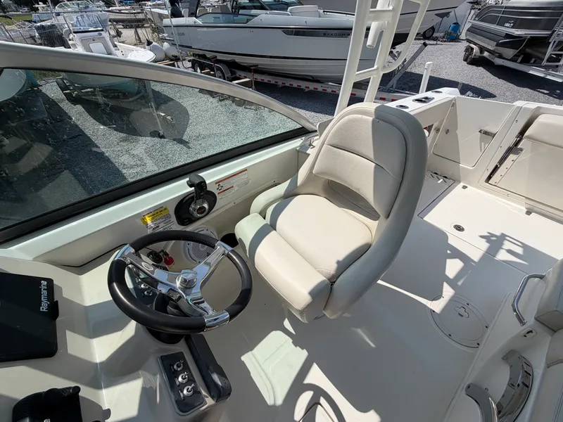 Slide: The Image of Boston Whaler 230 VANTAGE 2019 - 17