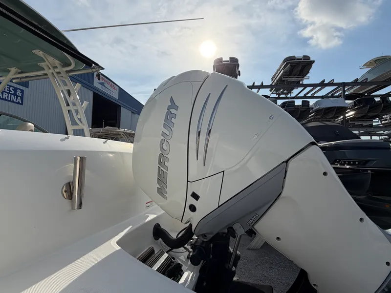 Slide: The Image of Boston Whaler 230 VANTAGE 2019 - 44