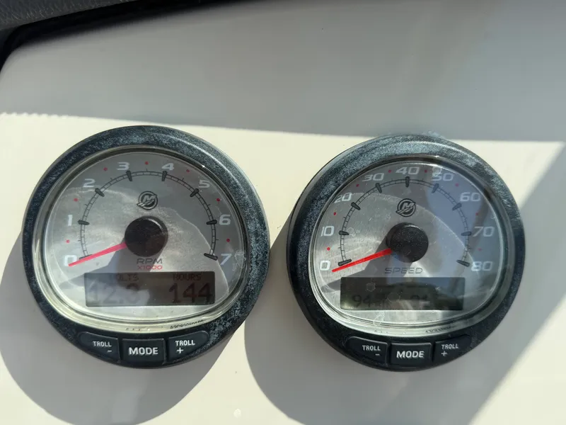 Slide: The Image of Boston Whaler 230 VANTAGE 2019 - 18