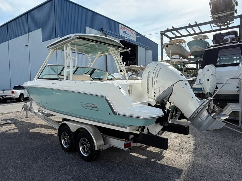 Slide: The Image of Boston Whaler 230 VANTAGE 2019 - 40