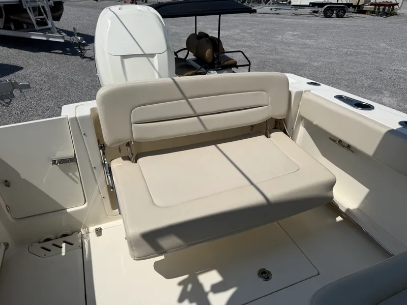 Slide: The Image of Boston Whaler 230 VANTAGE 2019 - 35