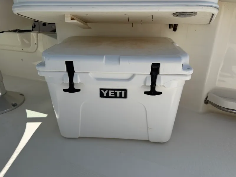 Slide: The Image of Boston Whaler 230 VANTAGE 2019 - 29