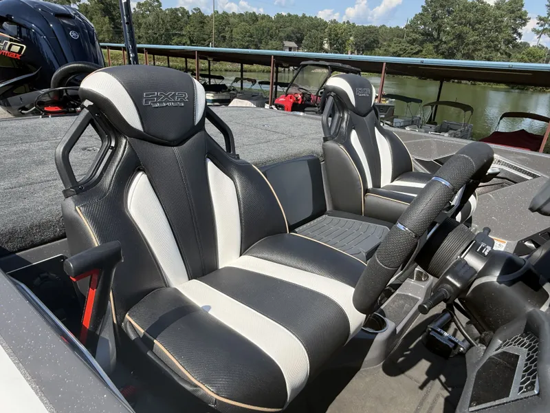 Slide: The Image of Skeeter FXR20 Limited 2026 - 10