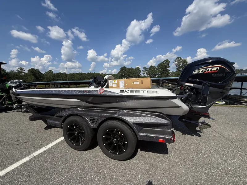 Slide: The Image of Skeeter FXR20 Limited 2025 - 10