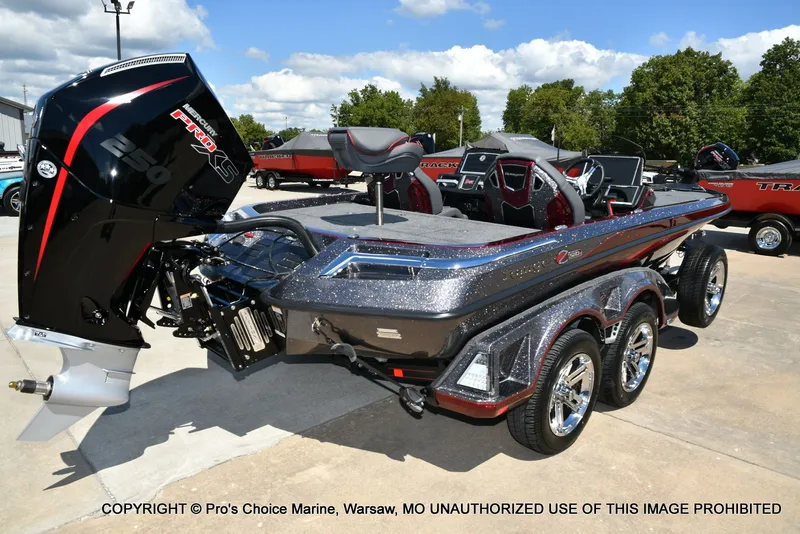 Slide: The Image of Ranger Boats Z520R Dual Console 2026 - 11