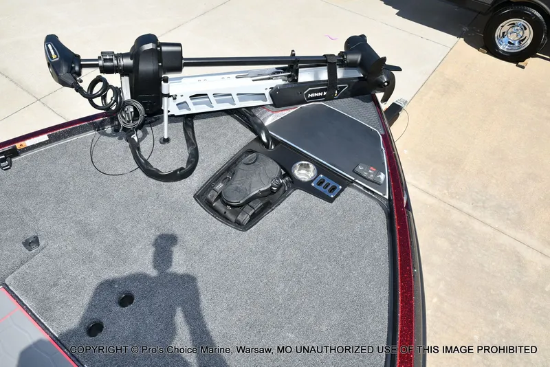 Slide: The Image of Ranger Boats Z520R Dual Console 2026 - 16