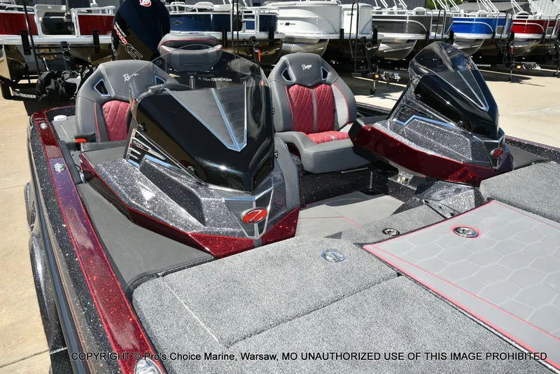 Slide: The Image of Ranger Boats Z520R Dual Console 2026 - 17