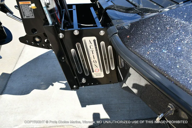 Slide: The Image of Ranger Boats Z520R Dual Console 2026 - 18