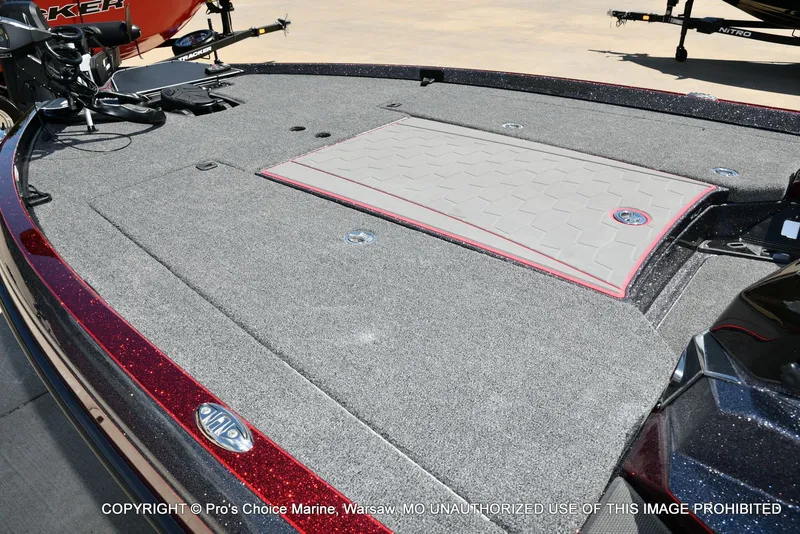 Slide: The Image of Ranger Boats Z520R Dual Console 2026 - 22