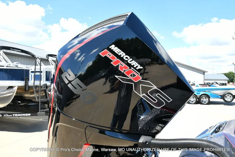 Slide: The Image of Ranger Boats Z520R Dual Console 2026 - 25