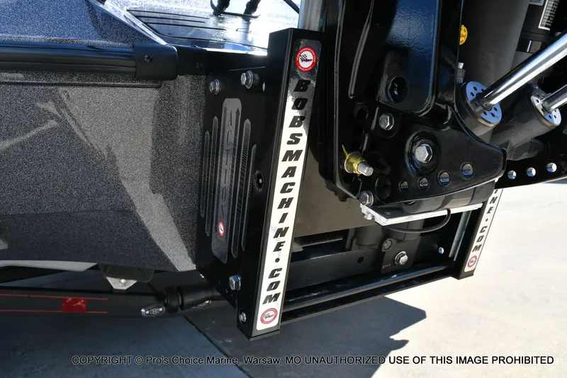 Slide: The Image of Ranger Boats Z520R Dual Console 2026 - 28