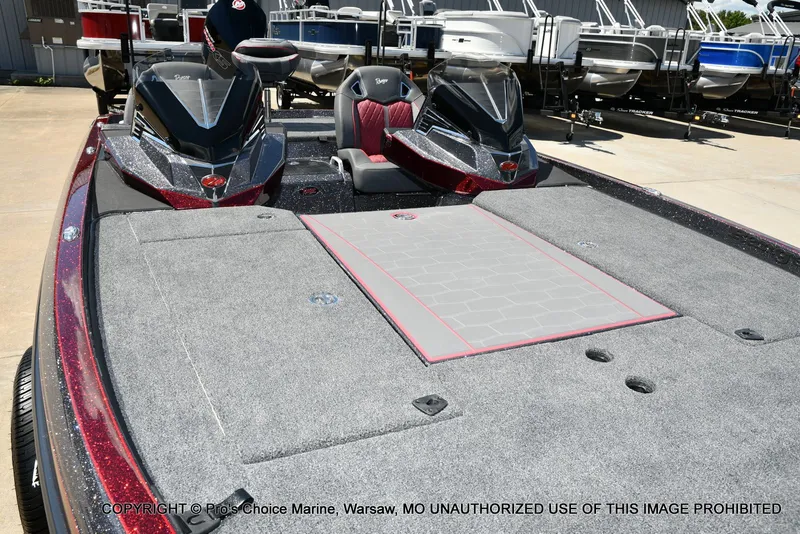 Slide: The Image of Ranger Boats Z520R Dual Console 2026 - 37