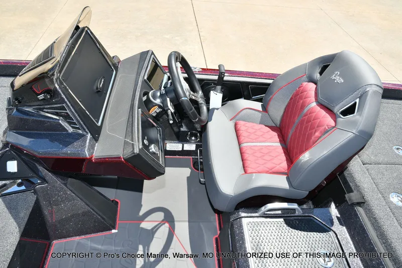 Slide: The Image of Ranger Boats Z520R Dual Console 2026 - 46