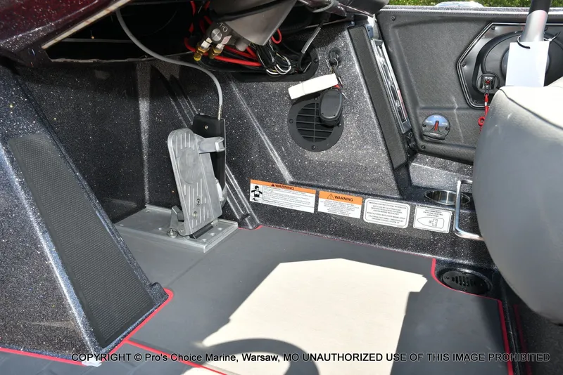 Slide: The Image of Ranger Boats Z520R Dual Console 2026 - 47