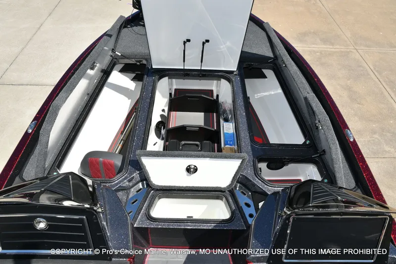 Slide: The Image of Ranger Boats Z520R Dual Console 2026 - 59