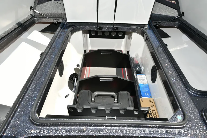 Slide: The Image of Ranger Boats Z520R Dual Console 2026 - 61