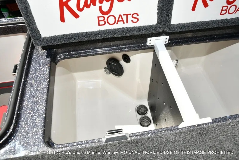 Slide: The Image of Ranger Boats Z520R Dual Console 2026 - 69