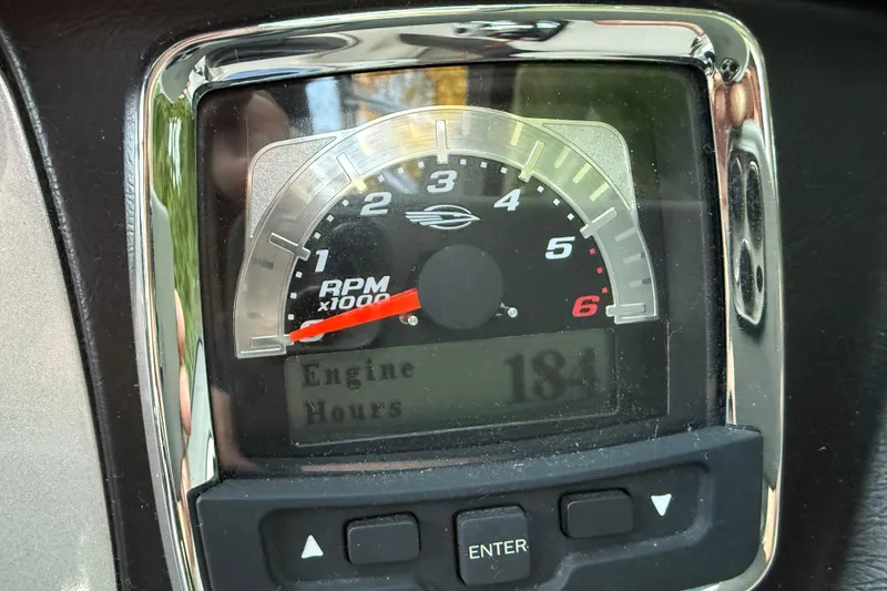 Slide: The Image of 2009 Chaparral Sunesta 224 Xtreme tachometer displaying 184 engine hours. - 14