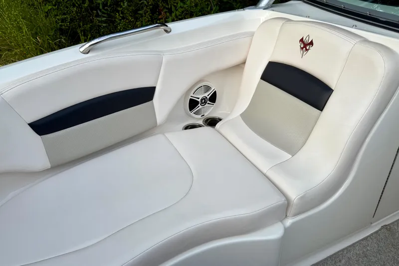 Slide: The Image of 2009 Chaparral Sunesta 224 Xtreme boat interior with white and black seating. - 19