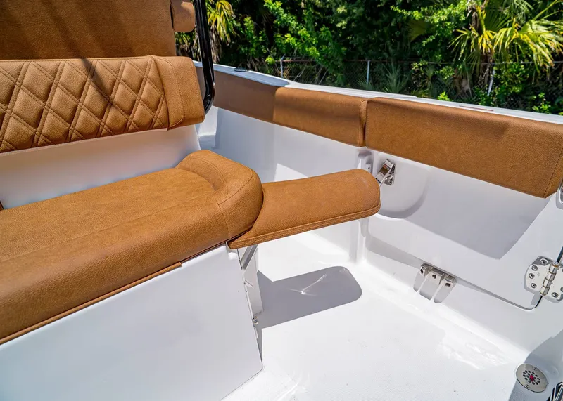 Slide: The Image of Sea Hunt Ultra 245 SE 2026 - 12