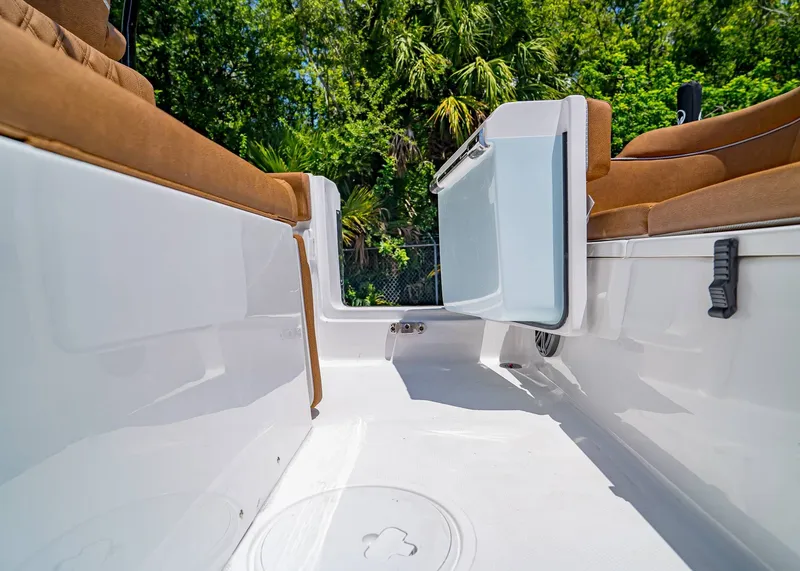 Slide: The Image of Sea Hunt Ultra 245 SE 2026 - 14