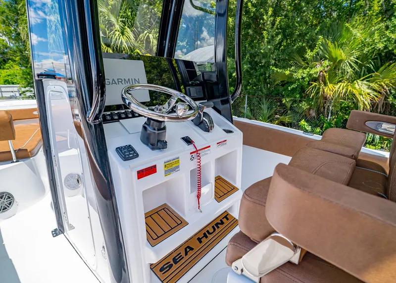 Slide: The Image of Sea Hunt Ultra 245 SE 2026 - 17