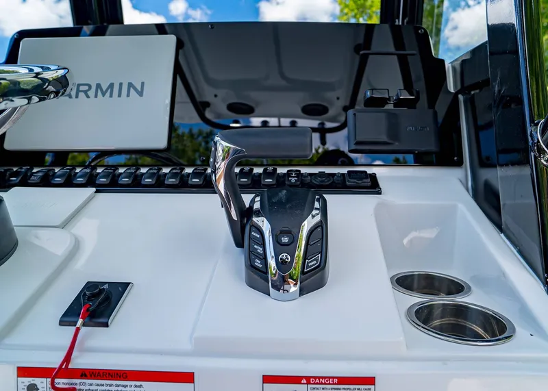 Slide: The Image of Sea Hunt Ultra 245 SE 2026 - 19