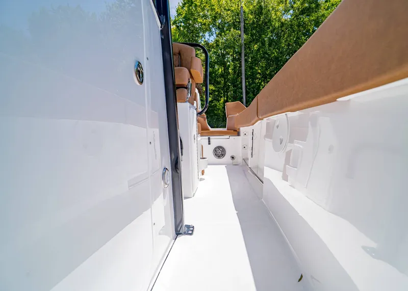 Slide: The Image of Sea Hunt Ultra 245 SE 2026 - 23