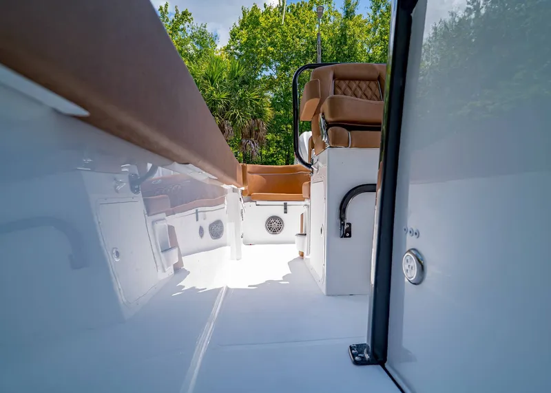 Slide: The Image of Sea Hunt Ultra 245 SE 2026 - 24