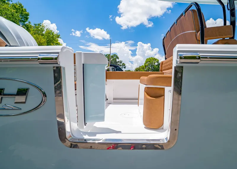 Slide: The Image of Sea Hunt Ultra 245 SE 2026 - 5