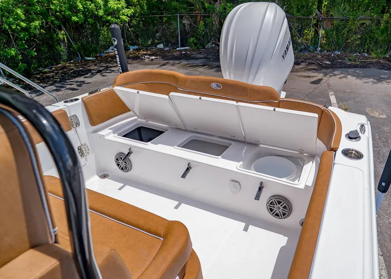 Slide: The Image of Sea Hunt Ultra 245 SE 2026 - 8