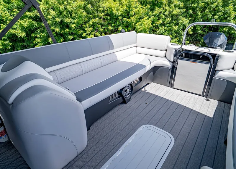 Slide: The Image of Tahoe Cascade 25' Quad Lounge 2025 - 14