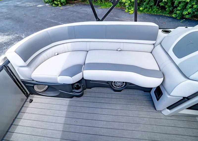 Slide: The Image of Tahoe Cascade 25' Quad Lounge 2025 - 28