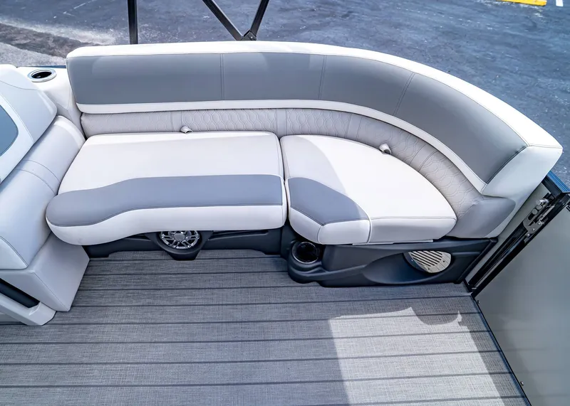 Slide: The Image of Tahoe Cascade 25' Quad Lounge 2025 - 29