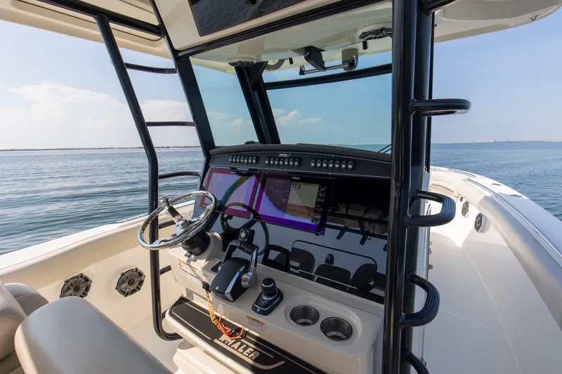 Slide: The Image of Boston Whaler 330R 2023 - 37