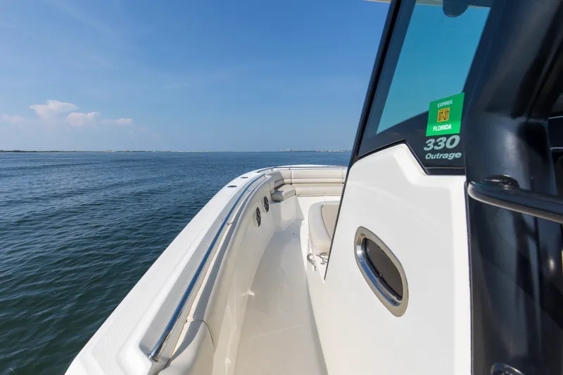 Slide: The Image of Boston Whaler 330R 2023 - 46
