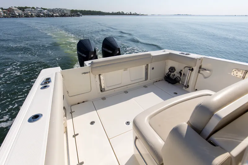 Slide: The Image of Boston Whaler 330R 2023 - 17