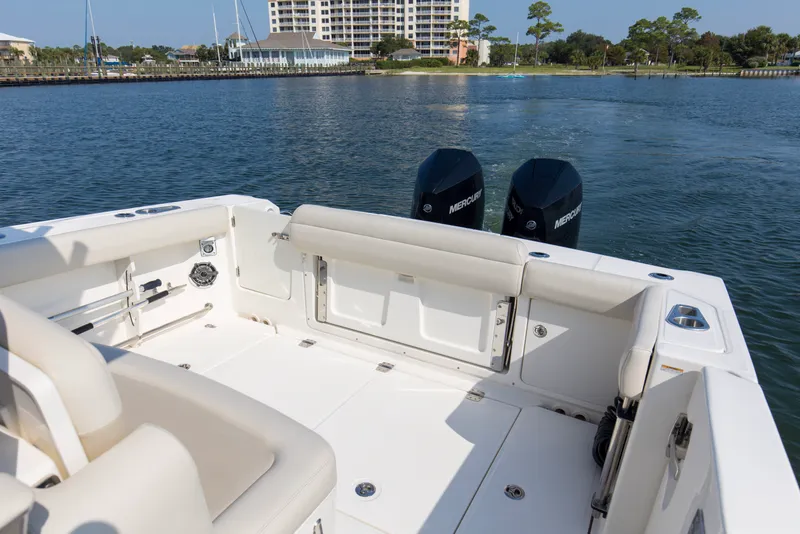 Slide: The Image of Boston Whaler 330R 2023 - 16