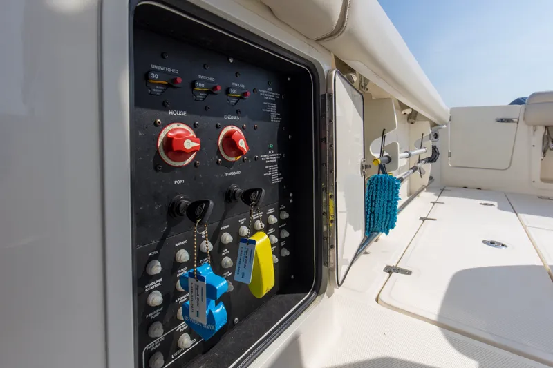 Slide: The Image of Boston Whaler 330R 2023 - 33