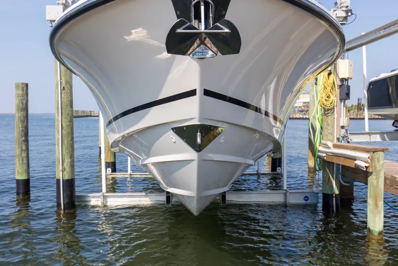 Slide: The Image of Boston Whaler 330R 2023 - 14
