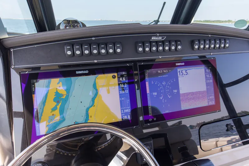Slide: The Image of Boston Whaler 330R 2023 - 40