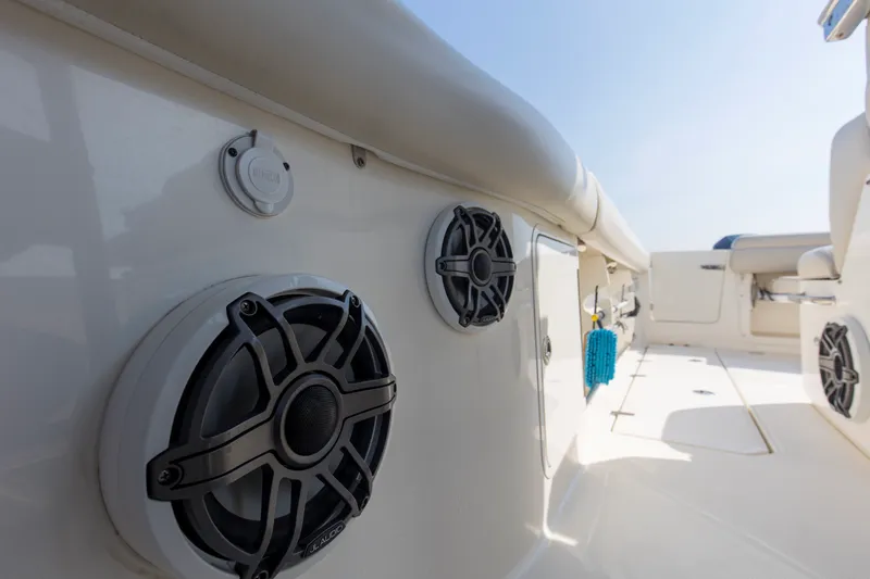 Slide: The Image of Boston Whaler 330R 2023 - 32