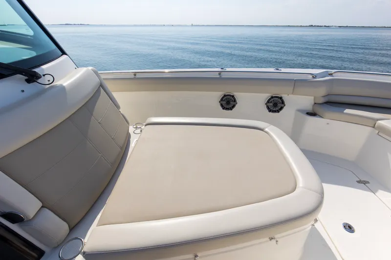 Slide: The Image of Boston Whaler 330R 2023 - 49