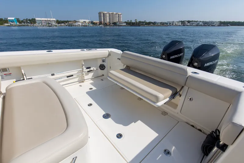 Slide: The Image of Boston Whaler 330R 2023 - 18