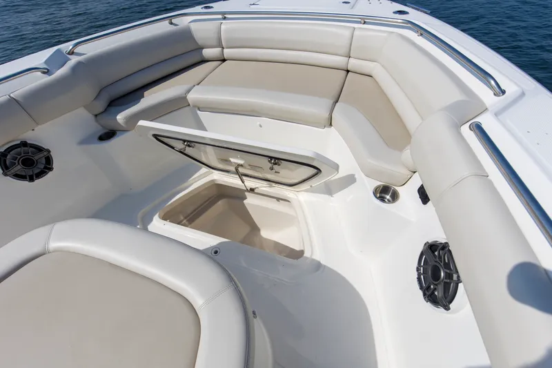 Slide: The Image of Boston Whaler 330R 2023 - 50
