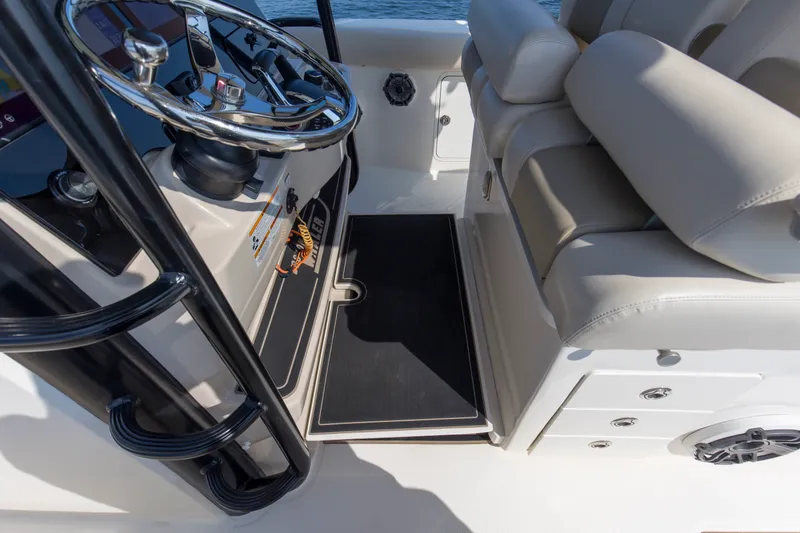 Slide: The Image of Boston Whaler 330R 2023 - 35