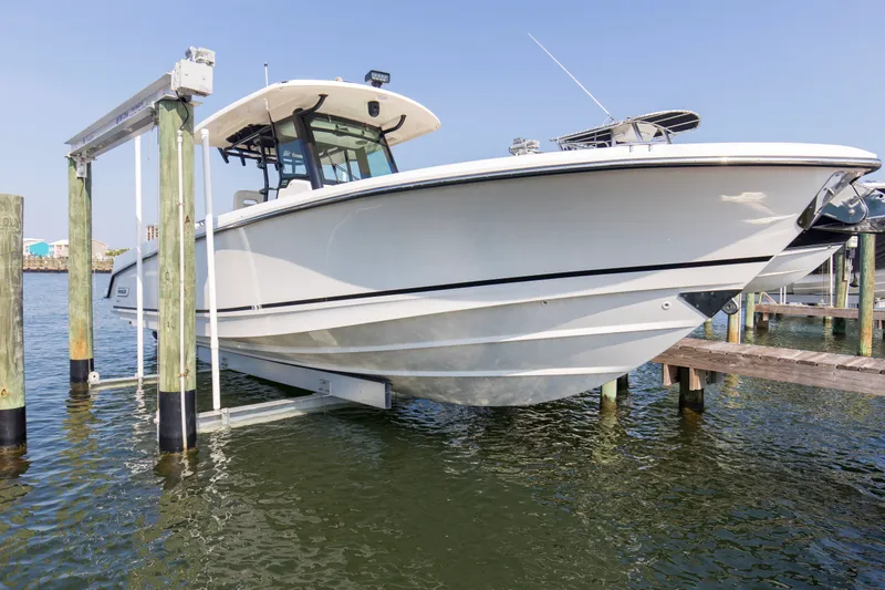 Slide: The Image of Boston Whaler 330R 2023 - 13