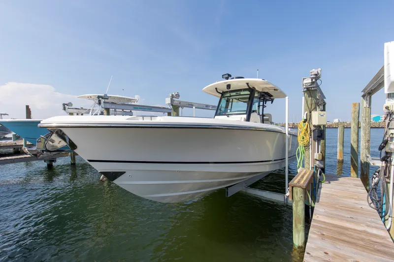 Slide: The Image of Boston Whaler 330R 2023 - 12