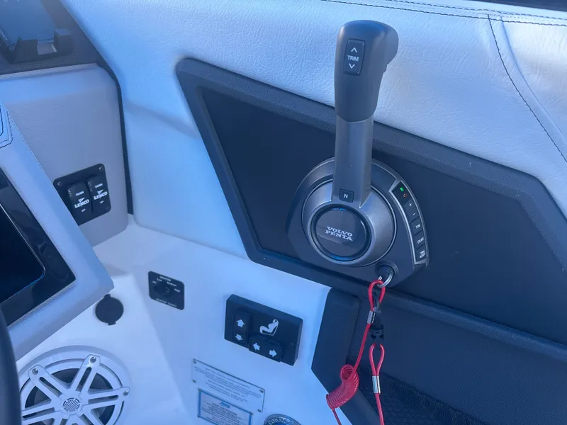 Slide: The Image of Cobalt R8 Surf 2025 - 14